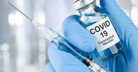 Vaccini Covid, rissa sui contratti: 