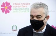 Sì ad AstraZeneca ma ora mancano 300mila dosi: il piano è da rifare