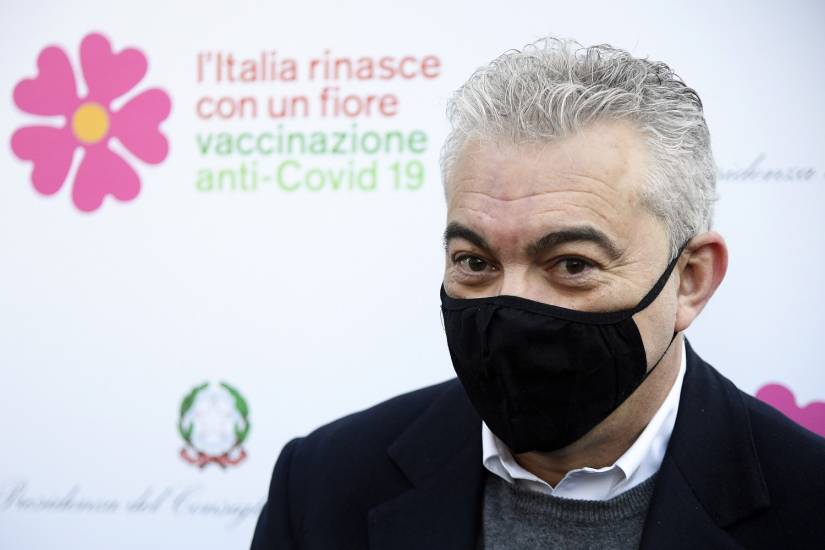 Sì ad AstraZeneca ma ora mancano 300mila dosi: il piano è da rifare