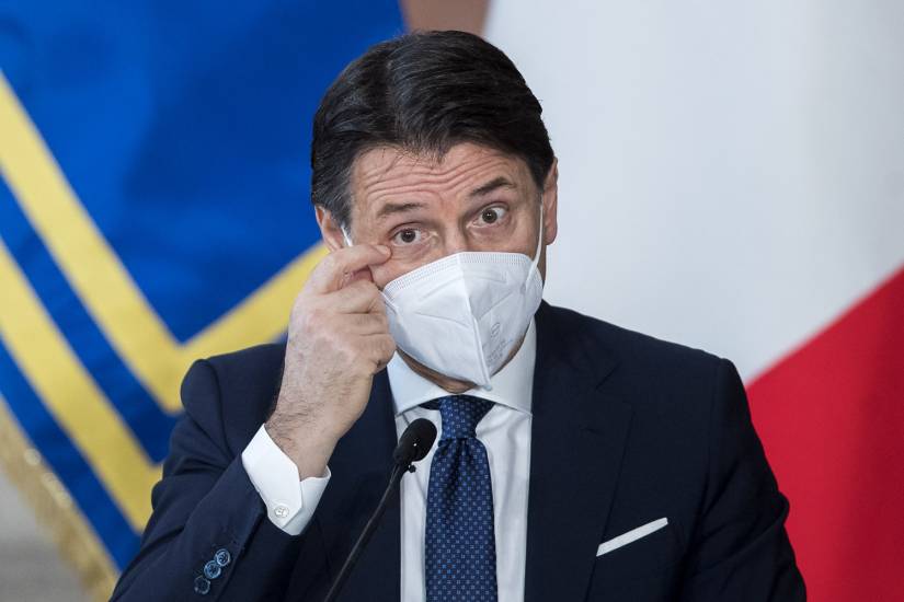 Conte cerca di mettere una pezza: 