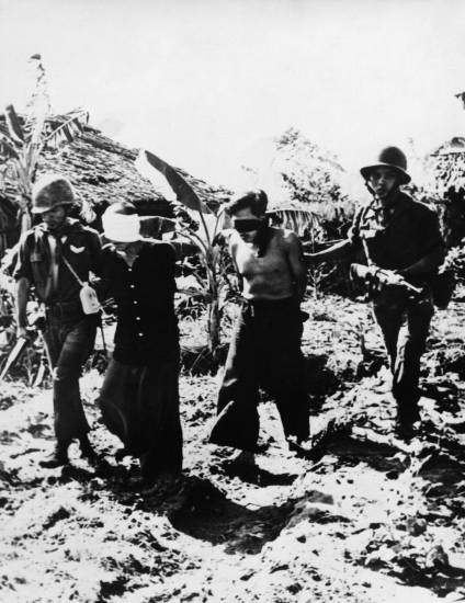 Braccio teso e pistola alla nuca: la foto che cambiò la guerra in Vietnam