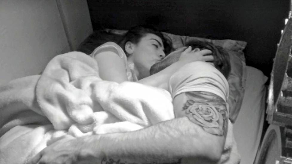 Giulia Salemi e Pierpaolo Petrelli notte bollente sotto le lenzuola. La regia li censura