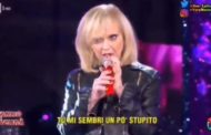 Il microfono non va, Rita Pavone non si sente. Imbarazzo a L'anno che verrà
