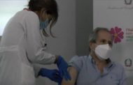 Andrea Crisanti si vaccina in diretta: 
