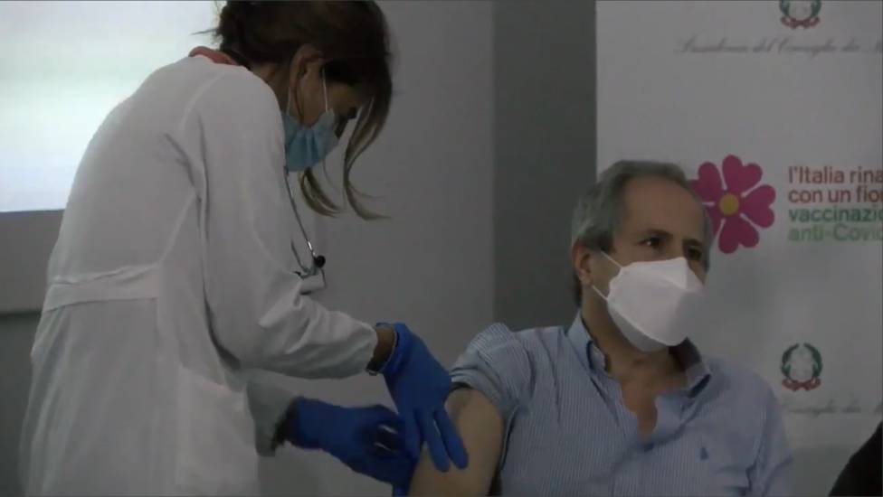 Andrea Crisanti si vaccina in diretta: 
