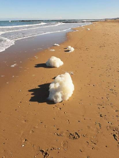 Strana schiuma in mare 