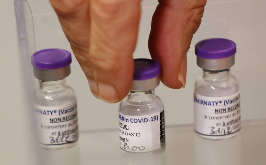 Giovani e fasce non a rischio, il vaccino arriverà in estate