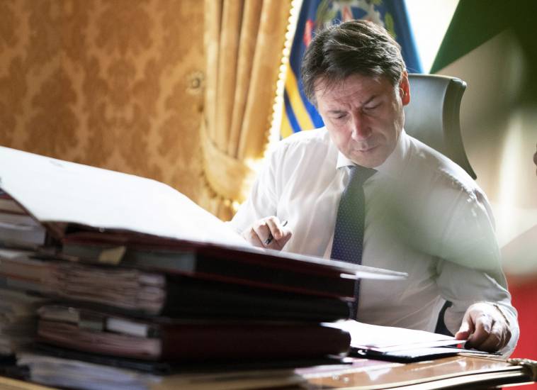 Così il giurista asfalta Conte: 