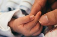 Bimba muore poco dopo l'adozione: massacrata di botte dalla madre