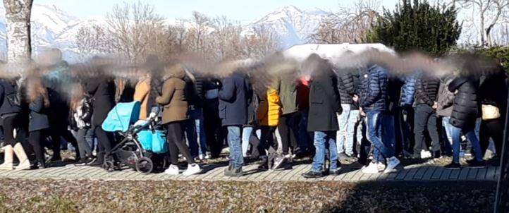 C'è la ressa al funerale sinti ma il corteo non viene fermato