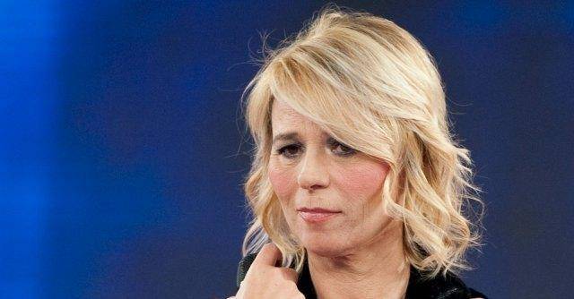 Dopo la polemica per i baci a C'è posta per te, parla la De Filippi: 