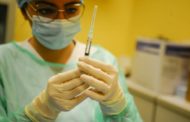 I furbetti del vaccino. Mogli e figli di medici e persino un parroco. Tutti a saltare la fila con tanto di selfie