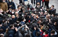 Conte se ne infischia delle norme anti-Covid. E fa una conferenza in mezzo alla folla