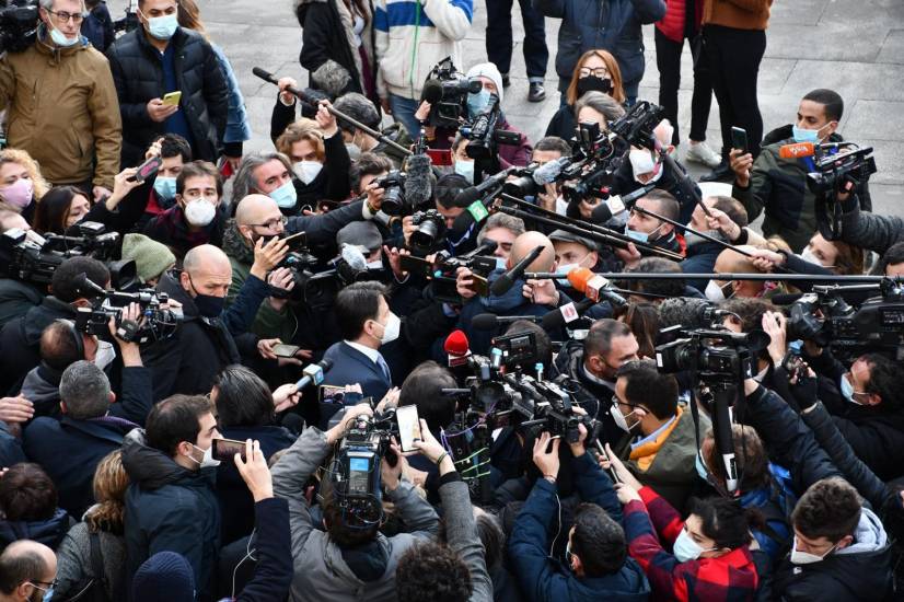 Conte se ne infischia delle norme anti-Covid. E fa una conferenza in mezzo alla folla
