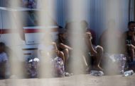 L'orrore dei due somali: prendono a calci il gatto e tentano di dargli fuoco