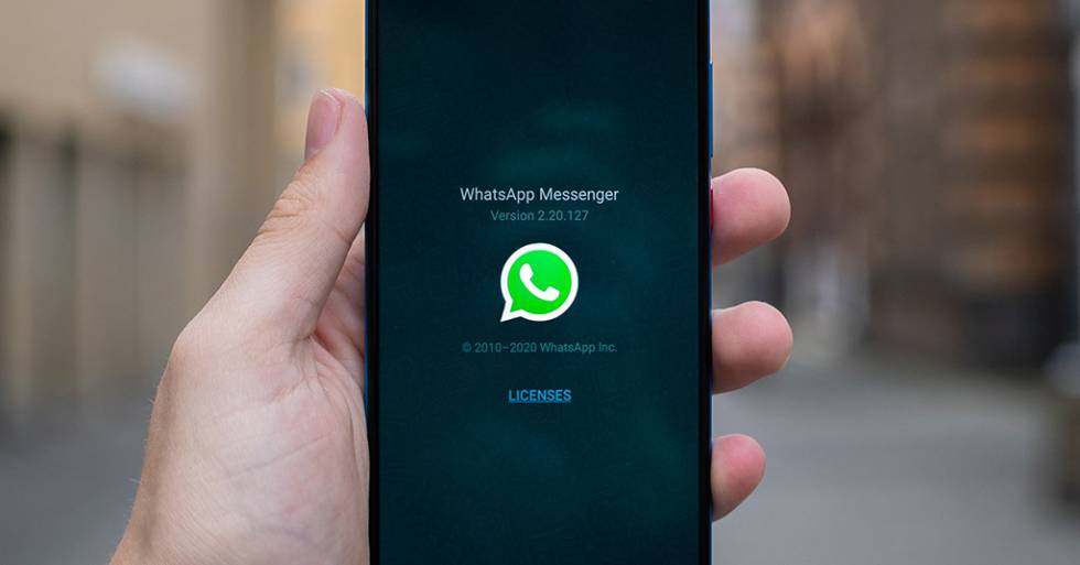 WhatsApp cede: posticipate le nuove regole