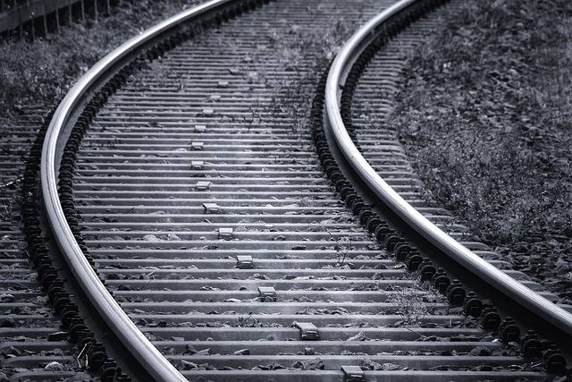 Russia, treno trincia le gambe a un ragazzo che stava tentando il 