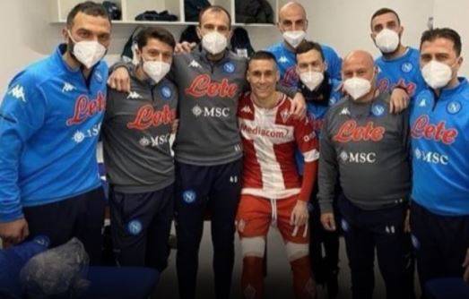 Callejon e la foto ricordo nello spogliatoio del Napoli: bufera sullo spagnolo