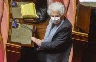 Così Sgarbi asfalta la Segre