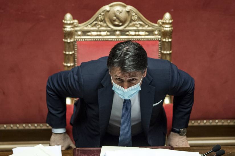 La fiducia finisce nel caos E Conte resta appeso a un filo