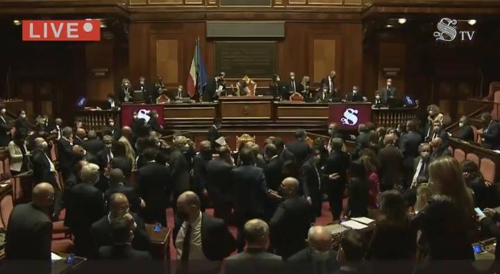 Assembramenti e proteste: al Senato va in scena pure la Var