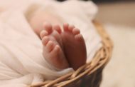 Papà abbandona in casa la sua bambina e la ritrova morta: 