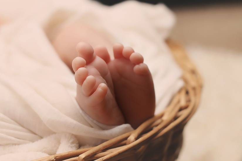 Papà abbandona in casa la sua bambina e la ritrova morta: 