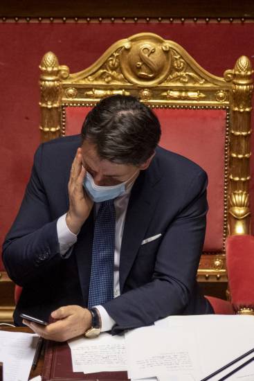 Governo, Conte pronto a ter per attirare i 