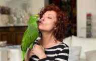 Perché è scoppiata la bufera al Gf per questo pappagallo nella casa
