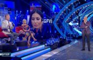 Imbarazzo al Gf Vip, una ex concorrente beve prima di entrare in studio: 