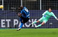 Ibrahimovic (gol e rosso) non basta al Milan: il derby di Coppa Italia va all'Inter