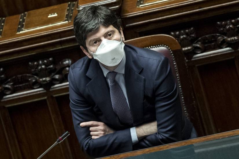 Tra Covid e crisi di governo Speranza sceglie Sanremo