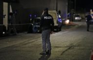 I tunisini accerchiano gli agenti: la furia con pugni e bottigliate