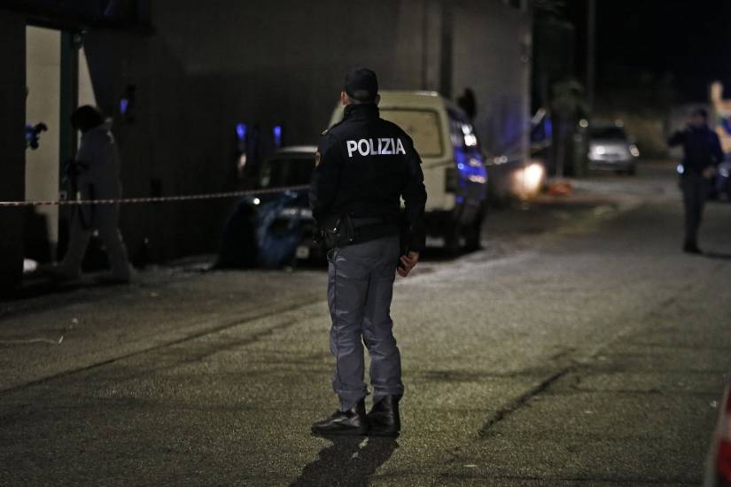 I tunisini accerchiano gli agenti: la furia con pugni e bottigliate