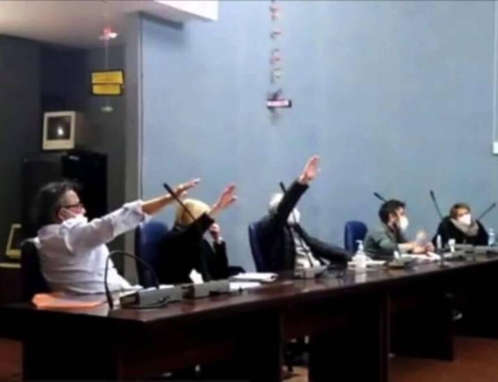Cogoleto, saluto romano in aula: indagati i 3 consiglieri
