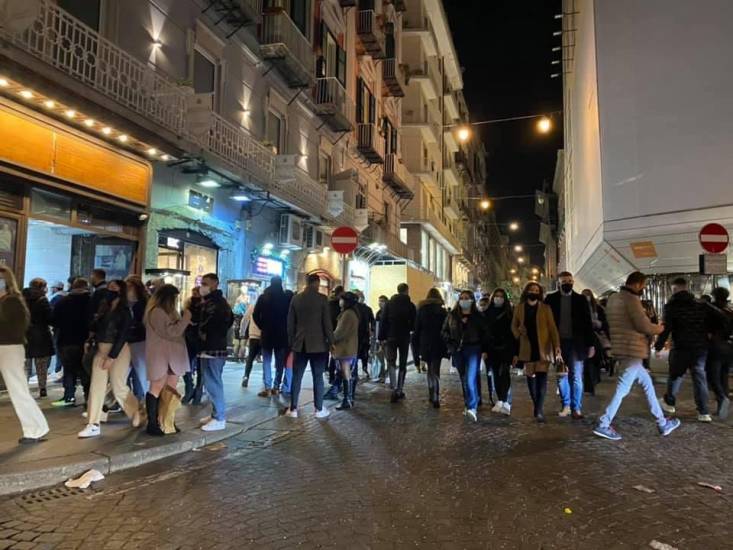 A Napoli è caos movida, maxi assembramenti per strada