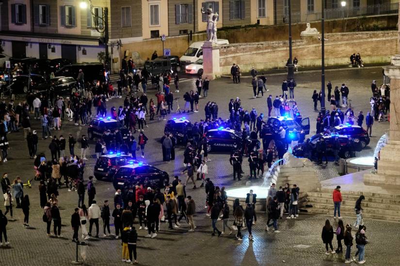 Covid, alla vigilia della zona gialla il governo fa già 