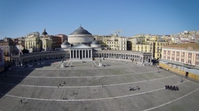 Napoli, 17enne accoltella coetanea alla gola in piazza Plebiscito