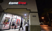 GameStop torna a volare a Wall Street (+75%). Sul titolo indaga la Sec