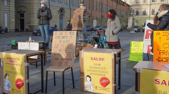 Scuola, domani le superiori riaprono a metà solo in 3 Regioni, Proteste di studenti e prof