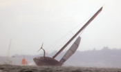 Le immagini della spettacolare scuffiata di American Magic durante l'America's Cup