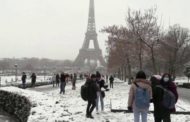 Parigi, prima neve dell'anno e via a coprifuoco anticipato