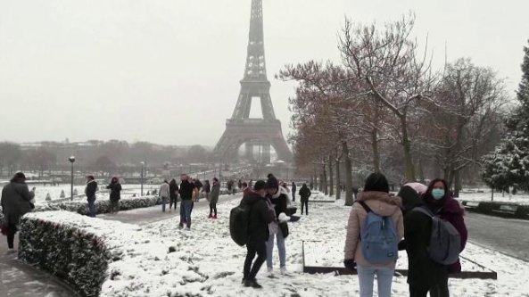 Parigi, prima neve dell'anno e via a coprifuoco anticipato