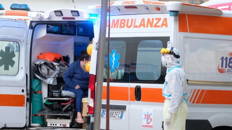 Coronavirus, il bollettino di oggi, 2 gennaio: 11.831 nuovi casi e 364 vittime.  Meno tamponi, tasso contagio sale al 17,6%