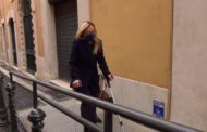 Giorgia Meloni al Quirinale con le stampelle: 