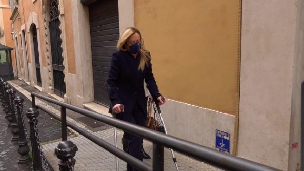 Giorgia Meloni al Quirinale con le stampelle: 