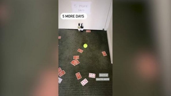 Il conto alla rovescia del tennista in quarantena è davvero creativo