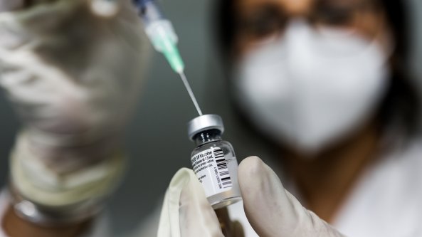 Vercelli, lite furiosa tra infermiere perché una non vuole vaccinarsi: all'Asl arrivano i carabinieri