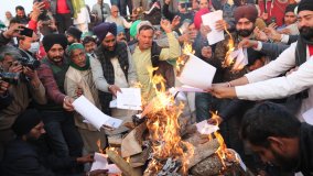 India, la Corte Suprema sospende la riforma agraria. Ma i contadini non cedono