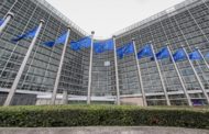 Coronavirus, Bruxelles potrebbe requisire i vaccini prodotti negli impianti delle Big Pharma sul territorio dell’Unione
